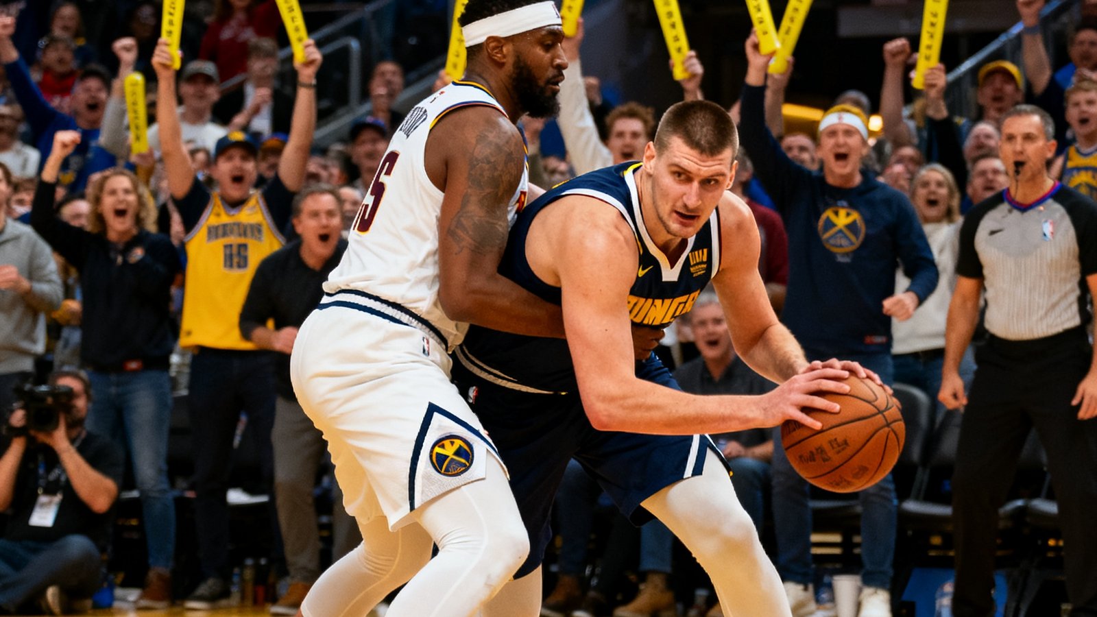 NBA季后赛西部半决赛掘金队对阵太阳队的比赛画面，约基奇在低位持球背身单打，防守球员紧贴防守，现场观众情绪高涨，比分牌显示掘金领先12分。